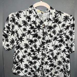 LOVE Note sz small button down white with black palm trees pattern.